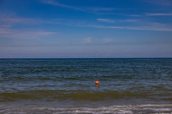 夏の日に青いバルト海でオレンジ色のブイ — ストック写真