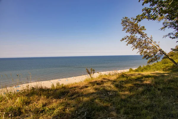 Utsikt Från Sluttningen Till Stranden Vid Östersjön Sommardag Med Människor — Stockfoto