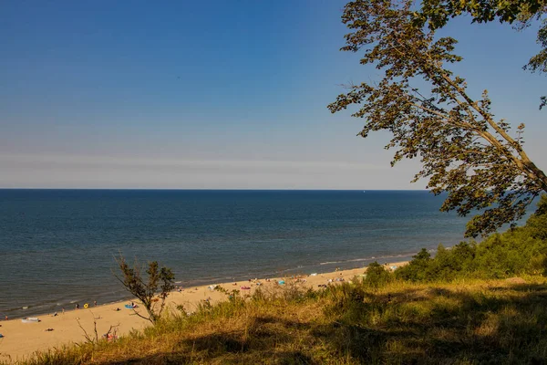 Baltık Denizi Ndeki Yamaçtan Sahile Insanların Dinlendiği Bir Yaz Günü — Stok fotoğraf