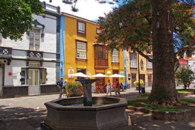 İspanya 'nın eski başkenti Tenerife Kanarya Adası' nda tarihi binaları olan güzel sokaklar.