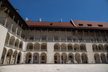 Güneşli bir yaz gününde Polonya 'nın Krakow kentindeki Wawel Royal Castle' da atari salonu olan insanların olmadığı güzel bir yer.