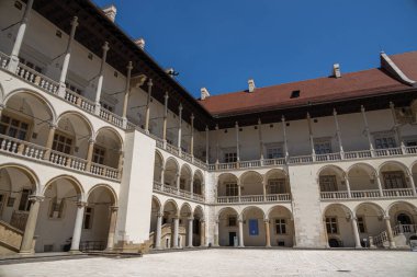 Güneşli bir yaz gününde Polonya 'nın Krakow kentindeki Wawel Royal Castle' da atari salonu olan insanların olmadığı güzel bir yer.
