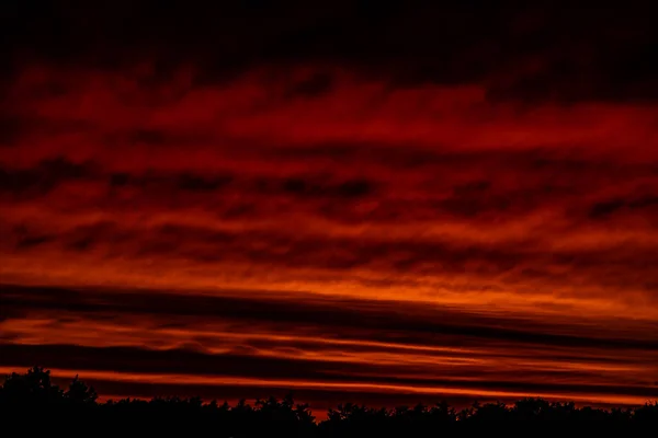 Vackert Landskap Med Röda Himmel Moln Efter Solnedgången — Stockfoto