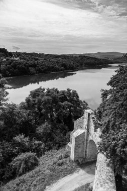 Polonya 'da Dobczyce' de bir yaz günü göle bakan taştan bir kalenin tarihi savunma duvarı.