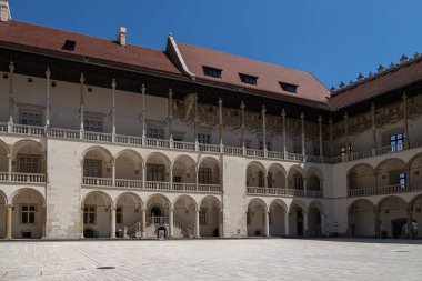 Güneşli bir yaz gününde Polonya 'nın Krakow kentindeki Wawel Royal Castle' da atari salonu olan insanların olmadığı güzel bir yer.