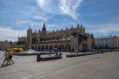 Sıcak bir yaz günü Krakow 'da tarihi bir kasaba meydanı
