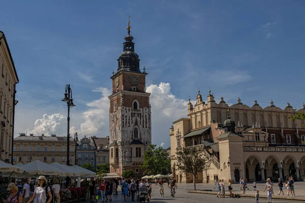 Gyönyörű Történelmi Óváros Tér Krakkóban Egy Meleg Nyári Ünnep Napján — Stock Fotó