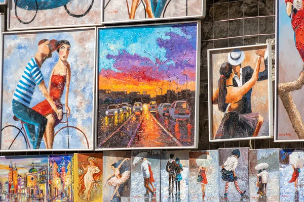 Krakow, Polonya 'da bir barbikanın üzerinde asılı resimlerin kopyaları olan renkli bir arka plan.