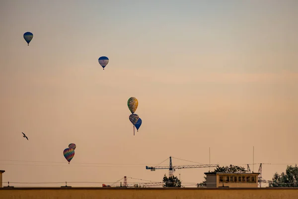 Vacker Orange Himmel Över Staden Med Färgglada Ballonger Flyger — Stockfoto