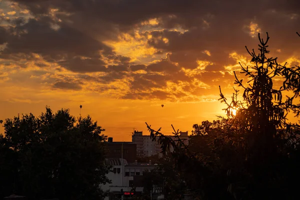 Bellissimo Cielo Arancione Sulla Città Con Palloncini Colorati Che Volano — Foto Stock