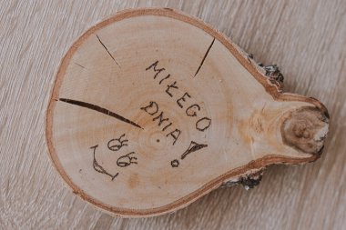 Huş ağacından yapılmış küçük yuvarlak bardak altlığı. Polonya 'da olumlu bir yazı var.