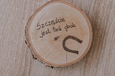 Huş ağacından yapılmış küçük yuvarlak bardak altlığı. Polonya 'da olumlu bir yazı var.