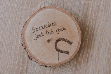 Huş ağacından yapılmış küçük yuvarlak bardak altlığı. Polonya 'da olumlu bir yazı var.