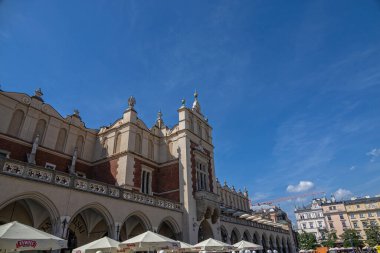 Sıcak bir yaz günü Krakow 'da tarihi bir kasaba meydanı