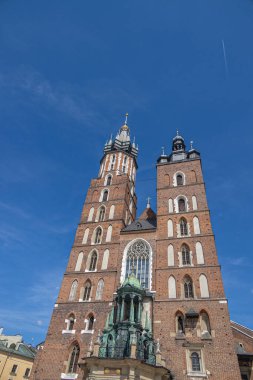 Krakow, Polonya 'daki eski kasaba meydanında ünlü tarihi kilise.