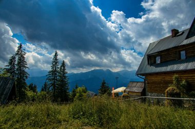Dağların güzel manzarası ve ılık bir yaz günü bulutlu bir tatil gününde