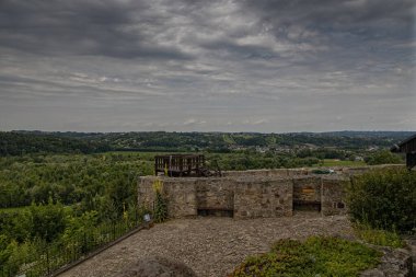 Polonya 'da Dobczyce' de bir yaz günü göle bakan taştan bir kalenin tarihi savunma duvarı.