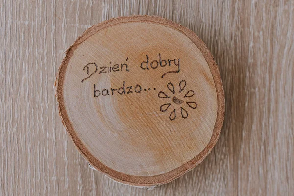 Huş ağacından yapılmış küçük yuvarlak bardak altlığı. Polonya 'da olumlu bir yazı var.