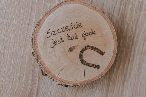 Huş ağacından yapılmış küçük yuvarlak bardak altlığı. Polonya 'da olumlu bir yazı var.