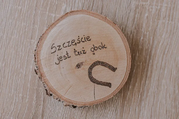 Huş ağacından yapılmış küçük yuvarlak bardak altlığı. Polonya 'da olumlu bir yazı var.