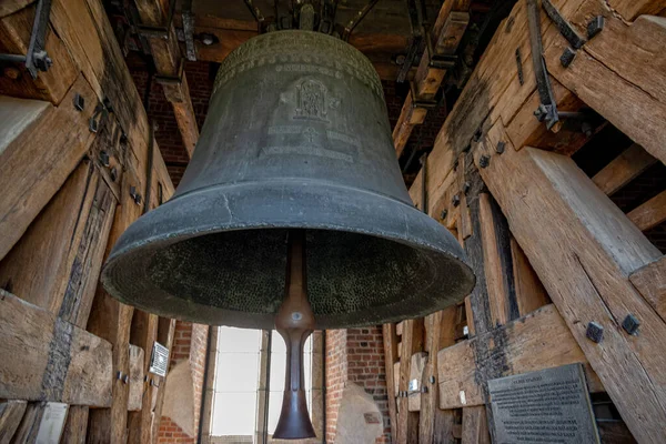 Grande velho e histórico famoso sino da igreja Zygmunt em Cracóvia, Polônia