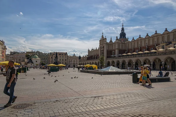 Hermosa Plaza Del Casco Antiguo Histórico Cracovia Cálido Día Vacaciones —  Fotos de Stock