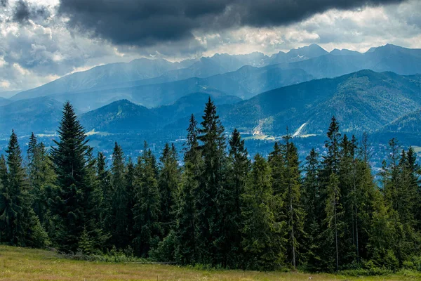 Prachtig Landschap Van Bergen Een Warme Zomerse Bewolkte Vakantiedag — Stockfoto