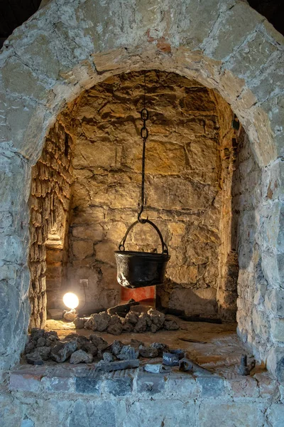 金属製の鍋で歴史的な城の古いアンティークキッチン囲炉裏 — ストック写真