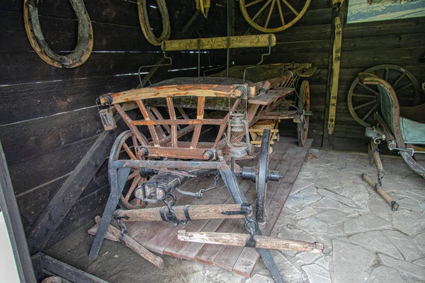 Açık hava müzesindeki eski antika metal tarım makineleri.