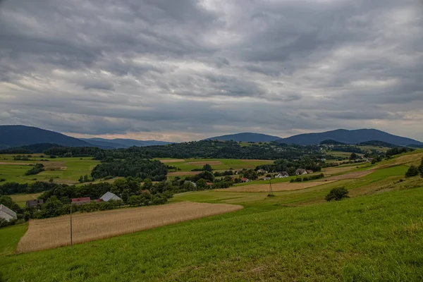 Schöne Sommerlandschaft Mit Polnischen Bergen Einem Bewölkten Tag — Stockfoto