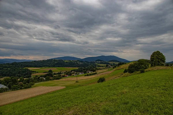 Prachtig Zomers Landschap Met Poolse Bergen Een Bewolkte Dag — Stockfoto