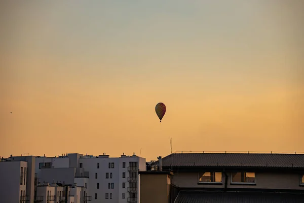 Vacker Orange Himmel Över Staden Med Färgglada Ballonger Flyger — Stockfoto