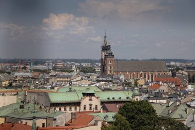 Polonya 'nın eski Krakow kentinin güzel manzarası katedralin kulesinden ödünç alınmış bir günde