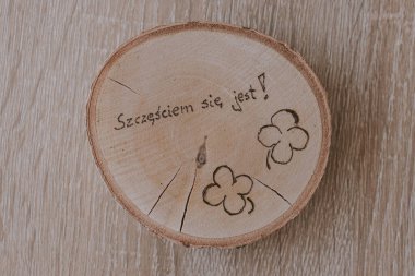 Huş ağacından yapılmış küçük yuvarlak bardak altlığı. Polonya 'da olumlu bir yazı var.