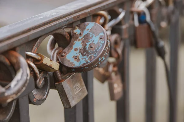 Piękna Kłódka Metalowym Balustradzie Jako Symbol Miłości Zbliżeniu — Zdjęcie stockowe