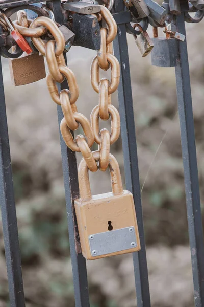 Piękna Kłódka Metalowym Balustradzie Jako Symbol Miłości Zbliżeniu — Zdjęcie stockowe