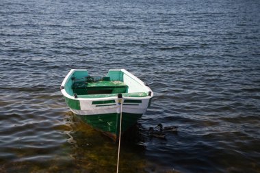 Bir yaz günü, denizde küçük boş bir kayık.