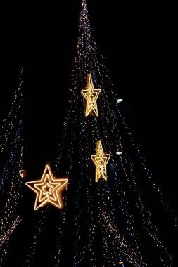Karanlık bir arkaplanda Noel için parıldayan güzel şehir dekorasyonları