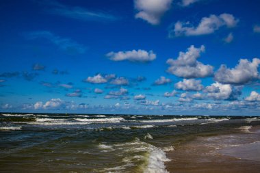 Güzel güneşli bir gün Polonya Baltık Denizi kıyılarında Mavi gökyüzü ve su dalgalarıyla