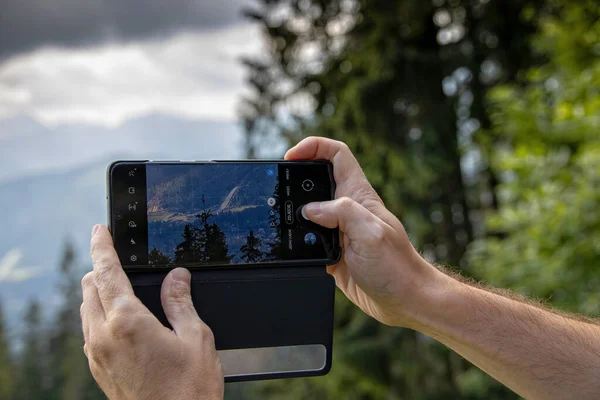Yaz tatilinde akıllı telefonunuzla dağlarda fotoğraf çekiyorsunuz.
