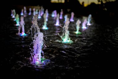 Akşamları rengarenk parlayan güzel bir çeşme.