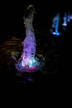 Akşamları rengarenk parlayan güzel bir çeşme.