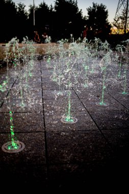 Akşamları rengarenk parlayan güzel bir çeşme.