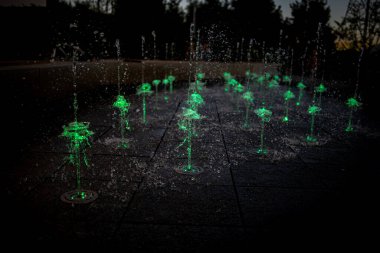 Akşamları rengarenk parlayan güzel bir çeşme.