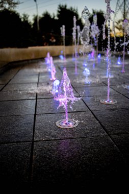 Akşamları rengarenk parlayan güzel bir çeşme.