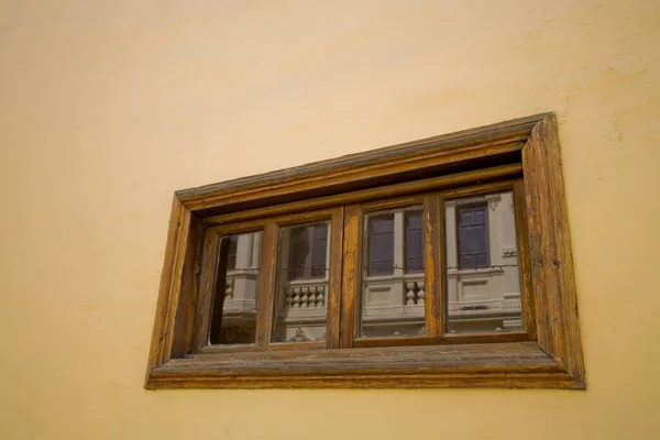 Mooi Spaans Houten Raam Achtergrond Gebouw Muur — Stockfoto