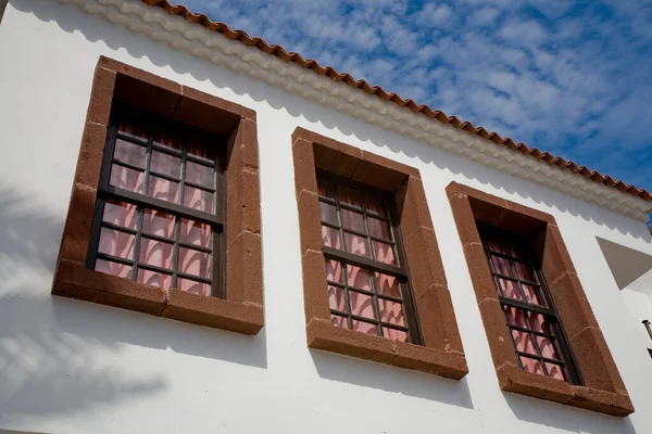 Bela Janela Madeira Espanhola Fundo Parede Edifício — Fotografia de Stock