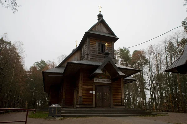 秋天的一天 在波兰的格拉巴卡山上 一座古老的木制教堂和十字架 — 图库照片
