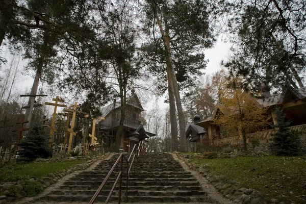 古い木造教会と秋の日にポーランドのGrabarka山に渡ります — ストック写真