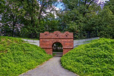 Güzel bir tuğla kemer yolu yolun sonunda duruyor. Etrafı canlı, yeşil yapraklarla çevrili.. 